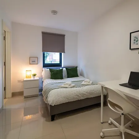 3 Bed Flat Apartment *